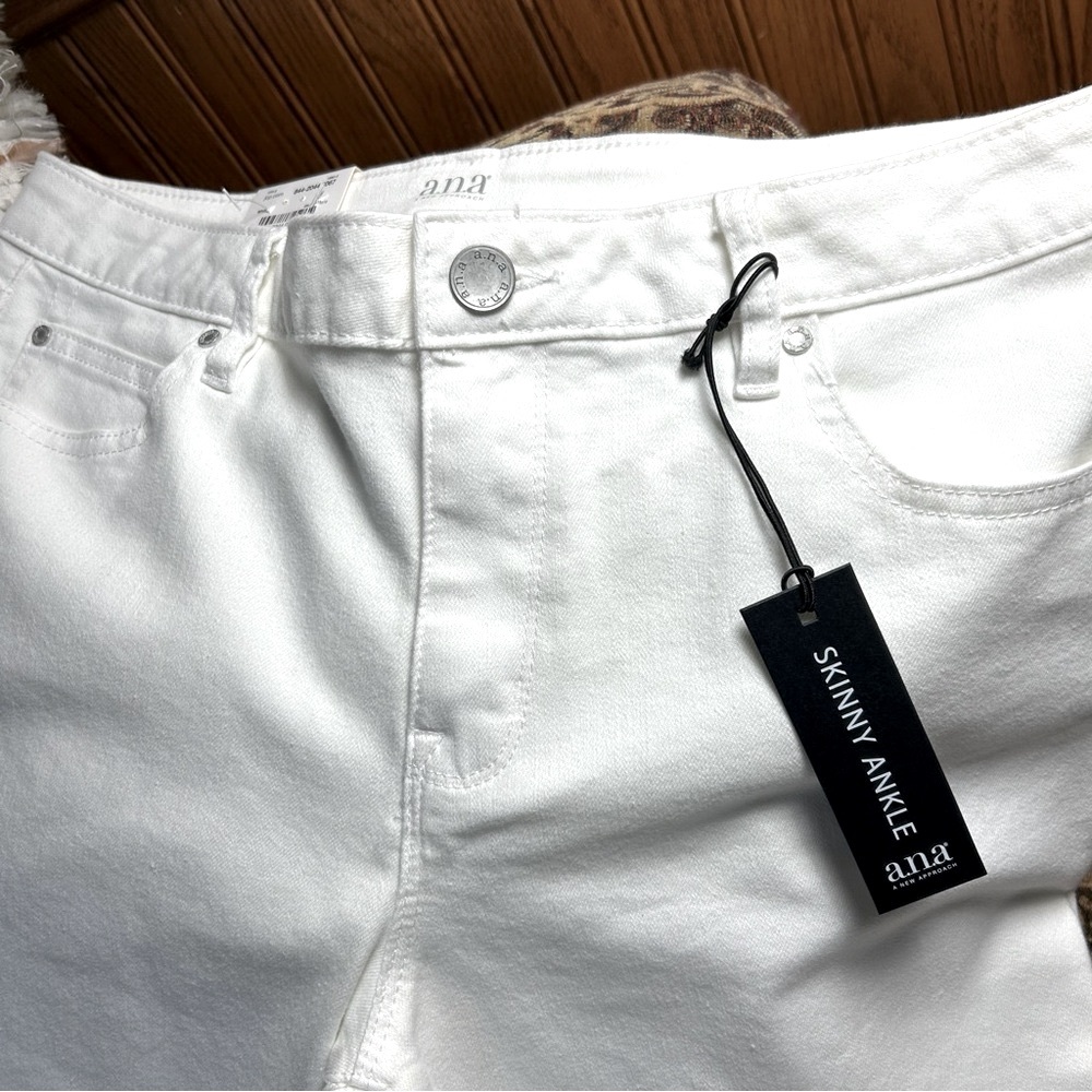 NWT - a.n.a.(a new approach) Super Soft White Lightweight Denim Skinny Ankle. - Picture 2 of 6